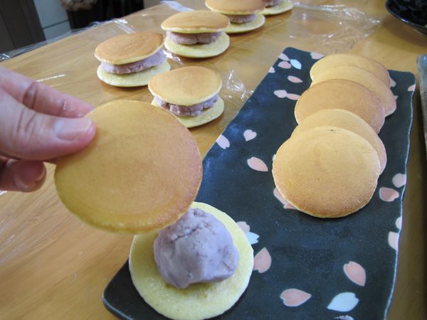 放涼後的餅皮,先取一個放上約25克的芋泥餡,再蓋上另一個餅皮,
即成芋香銅鑼燒