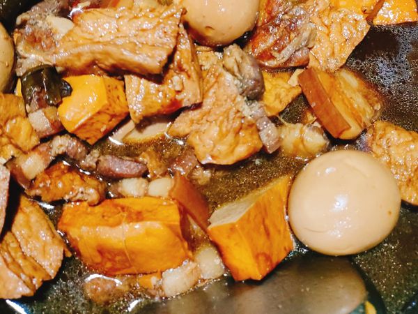 五花肉切小塊加點醬油米酒五香粉醃制20分鐘
蔥薑蒜爆香加入八角炒出香味盛起備用
醃制好的五花肉下鍋炒至變色
加入冰糖炒至融化
加入炒過的辛香料醬油米酒煮滾兩分鐘
加入500cc的熱水
加入水煮蛋豆干油豆腐
一小匙五香粉
煮滾轉小火燜煮60分鐘
時間到關火燜20分鐘
開蓋中火煮滾5分鐘香氣更濃郁即可