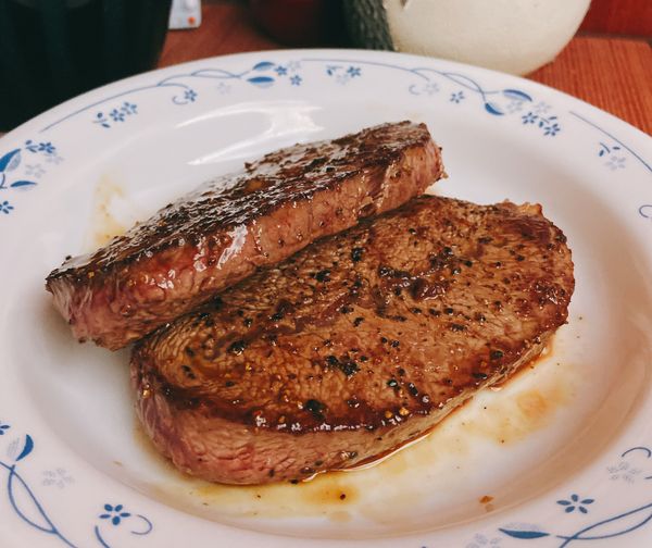 隨自己喜歡熟度 ，提前取出牛排，靜置約5分鐘，用斜角切開