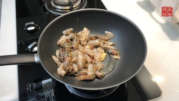 ①鍋子轉中火🔥➕沙拉油熱鍋
②➕蝦殼、薑片爆香炒至蝦香味出來