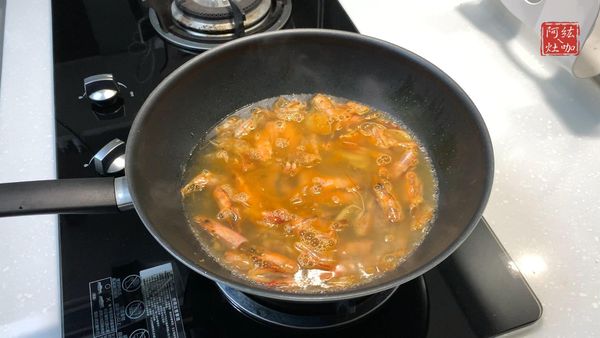 ①➕清水蓋上鍋蓋煮滾
②清水量看個人喜好，淹過蝦殼多一點就好
③煮滾後再熬約30秒用網子將高湯蝦殼分離