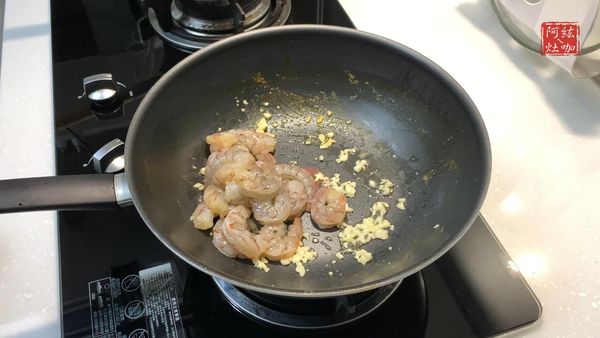 ①原鍋子轉中火🔥➕沙拉油、蒜末熱鍋
②➕蝦仁炒上色
③➕米酒燒煮收汁一下