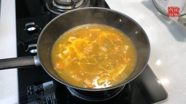 ①關小火🔥➕淋入蛋液
②讓蛋液煮一下凝固後再慢慢推動煮熟即可上桌