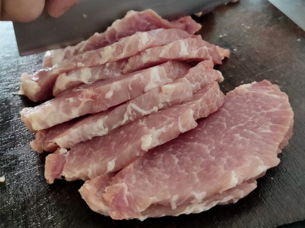 梅花肉切片。
