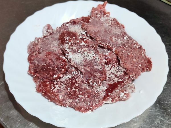 （炸）裹上薄薄一層地瓜粉，靜置反潮。