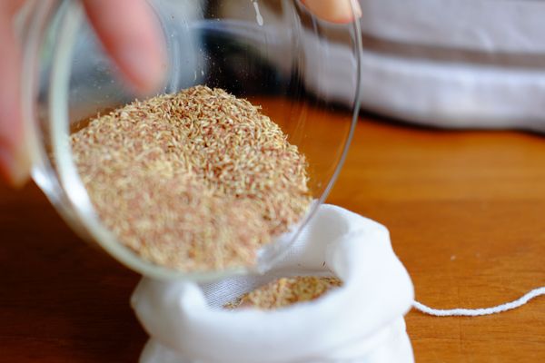 愛玉子放入小布包當中