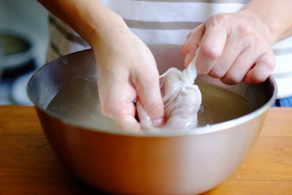 準備1500cc的水，放入步驟1愛玉搓揉5分鐘後放入冰箱中靜置15分鐘即可定型(常溫也可以)→約可製作800g愛玉