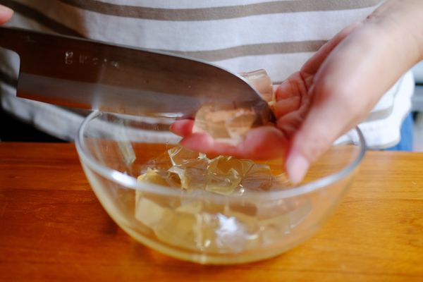 取出200g的愛玉切成小丁狀