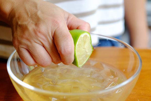 蜂蜜融化於60cc水中，擠入半顆檸檬汁與步驟3混合，放入冰箱中放至冰。