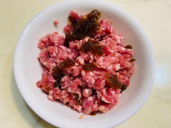 蔭瓜切成小丁，跟絞肉一起混拌均勻，期間慢慢加入蔭瓜醬汁，邊加邊甩打肉團，使之均勻吸收醬汁