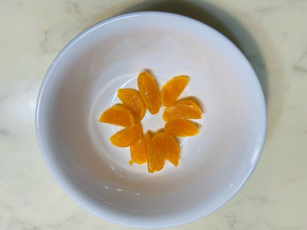 鹹蛋黃切成瓣狀，鋪在有深度的盤子底部