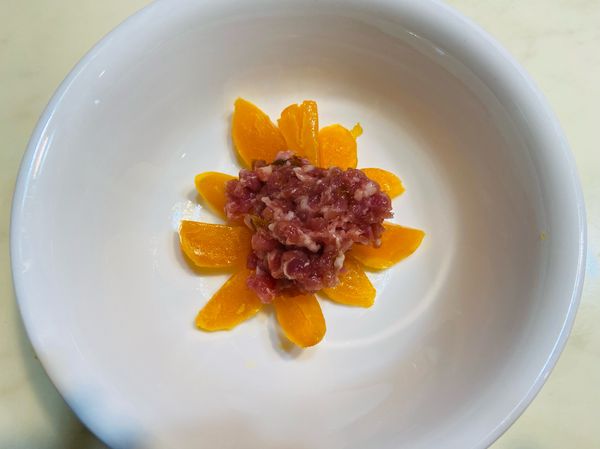 將絞肉鋪在鹹蛋黃上面