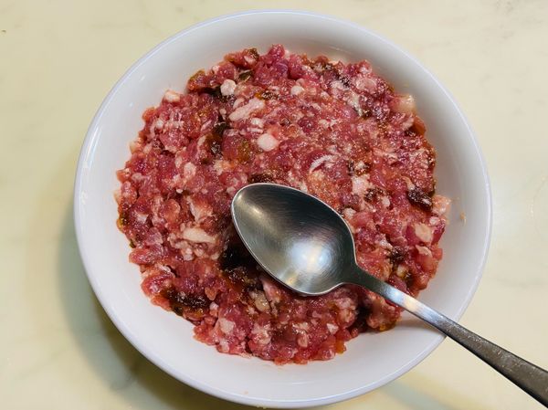 用湯匙壓緊絞肉，再放入電鍋，外鍋倒入1.5～2米杯的水，蒸煮至電鍋按鍵跳起即可