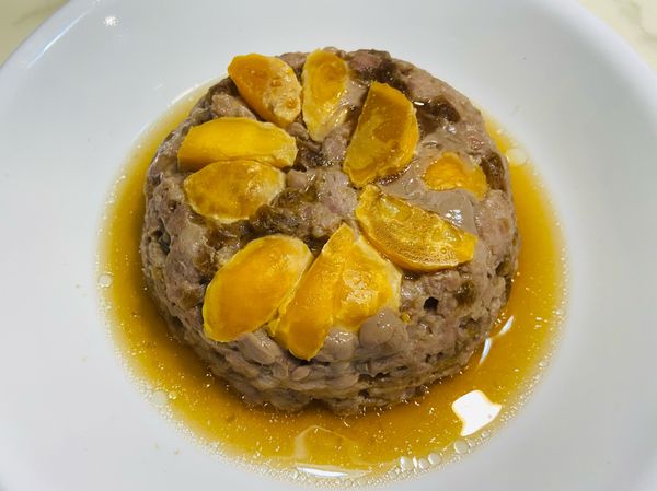 蒸煮好的肉餅倒扣至盤子，即可上菜