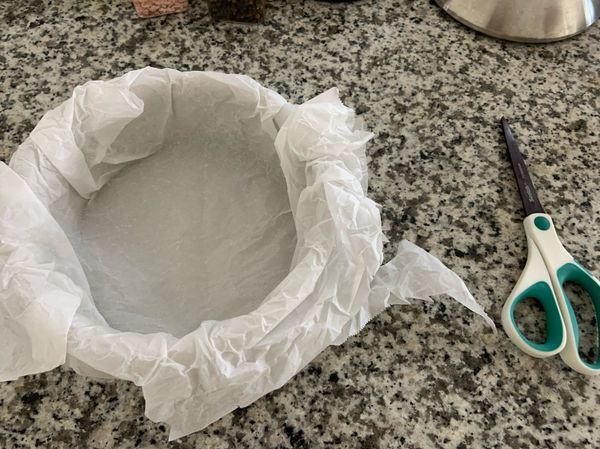 鋪在6吋蛋糕模中，將多餘的邊角剪掉