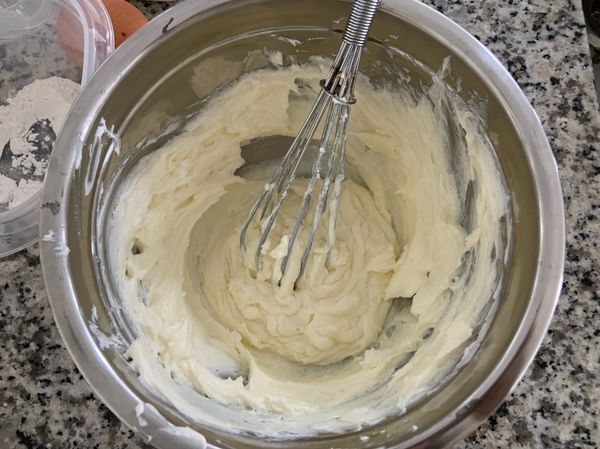 奶油乳酪需要先放在室溫中軟化。
再將奶油乳酪和糖，攪拌均勻，成羽毛狀