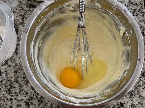 加入雞蛋，攪拌均勻