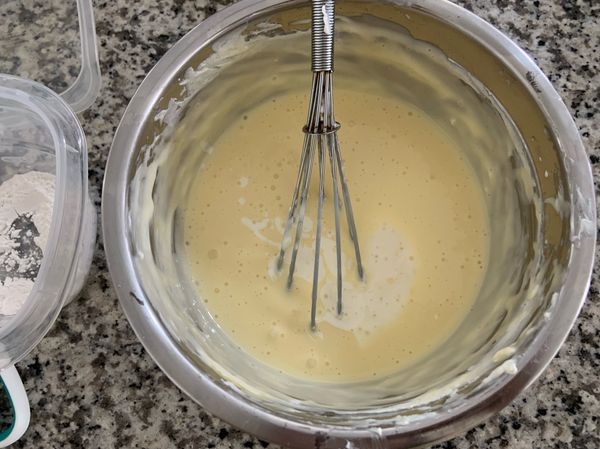 加入鮮奶油攪拌均勻