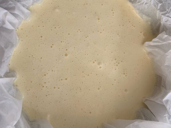 將攪拌好的麵糊倒入盆中