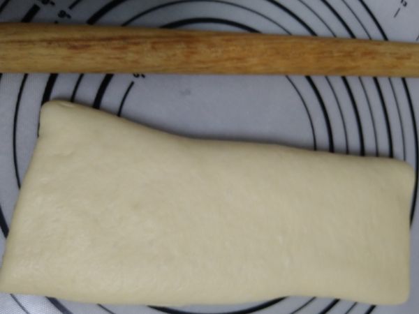 除了鹽及奶油以外食材先放入麵包機混合均勻，再放入鹽和奶油再攪打15分鐘