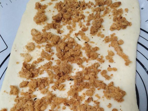 室溫發酵1小時後取出桿開3摺共3次，最後成長方型，均勻鋪上內餡後捲起