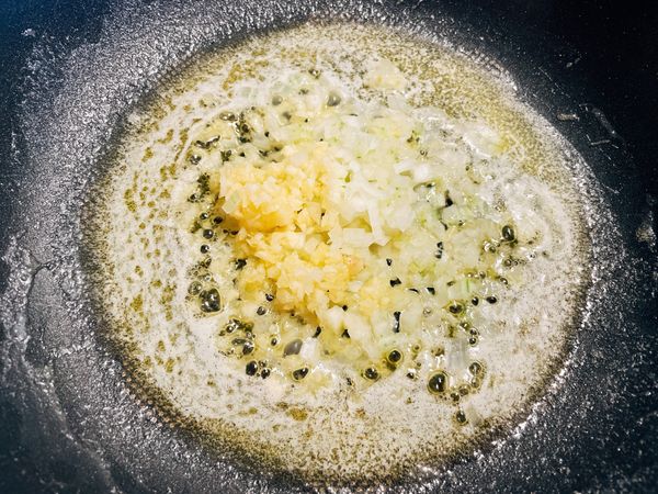 奶油熱鍋融化，放進洋蔥碎、蒜末炒香