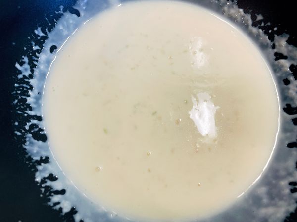 鹽和胡椒調味，奶油白醬完成✅