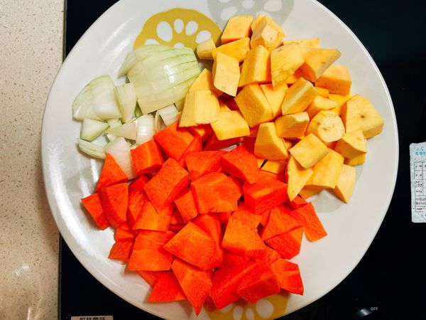 ▪️蔬菜切滾刀塊
▪️雞腿肉用橄欖油、黑胡椒抓醃，放油鍋煎至七分熟盛起備用
▪️同一鍋，炒洋蔥、紅蘿蔔和地瓜，炒出香味後移入湯鍋中，加入200ml的水（高湯）