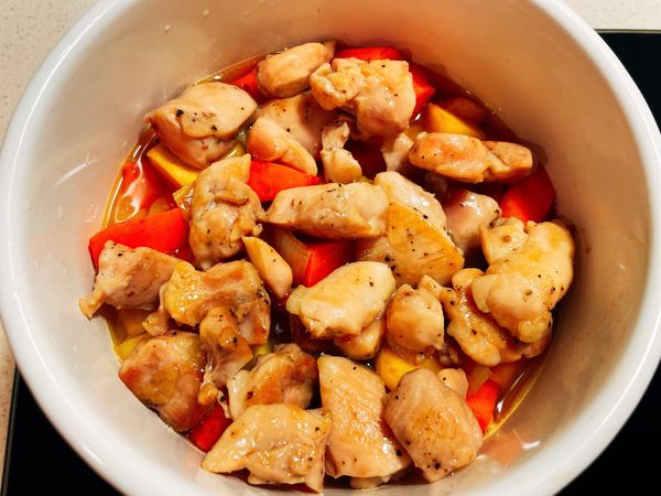 放入雞腿肉蓋上鍋蓋小火滾15分鐘