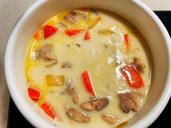 將1.5杯的奶油白醬加入混合均勻，續煮5分鐘，用鹽、黑胡椒調味，完成✅