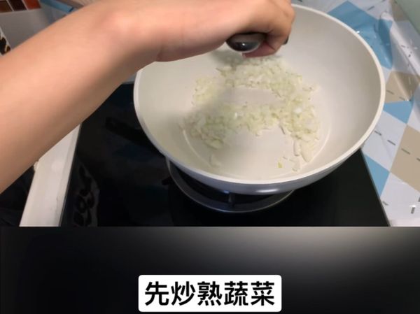 熱油炒蔬菜餡料(依照易熟程度分次下鍋)