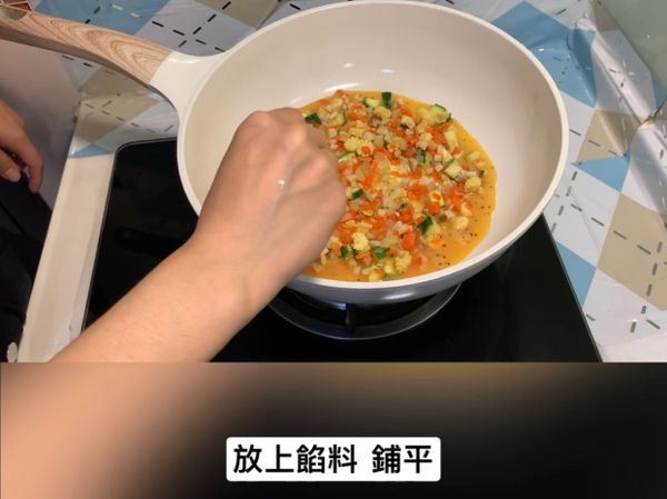 蛋液未熟前鋪上炒熟的餡料