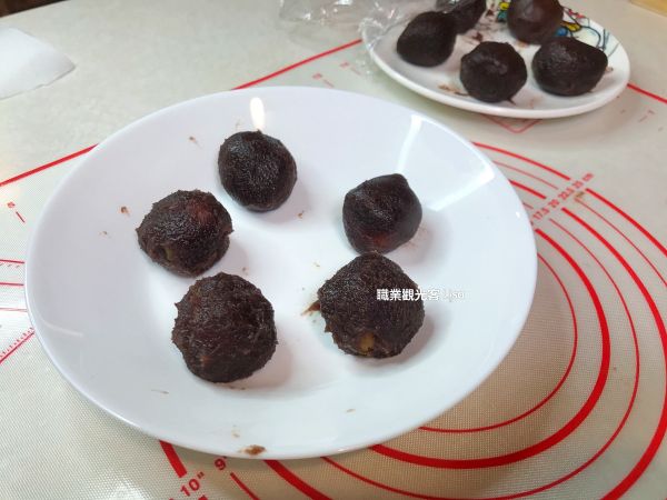 秤紅豆沙揉成團，每份25g，接著把鹹蛋黃包進去紅豆沙中，再蓋上保鮮膜放入冰箱備用。