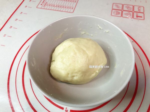 接著來做油皮，先把糖及無水奶油混合，再加入過篩後的中筋麵粉，加水後揉成團，蓋上保鮮膜鬆弛30分鐘。