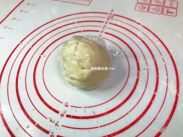 再來就是做油酥，將無水奶油及過篩後的低筋麵粉混合均勻， 用保鮮膜包起油酥放入冷藏備用。