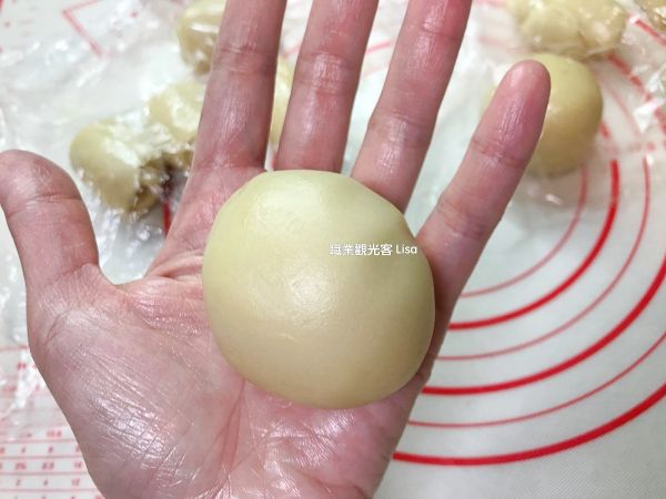 再把剛剛包好的紅豆蛋黃內餡包入麵團中。
