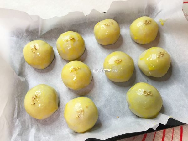 烤前先刷兩層蛋黃液，撒上芝麻。再放入已預熱烤箱，180C，40分鐘。（中層先烤25分鐘，拿出來再刷一次蛋液，再放入上層烤15分鐘）