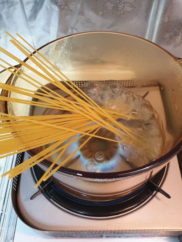 水滾加鹽，加入義大利麵煮10~11分鐘