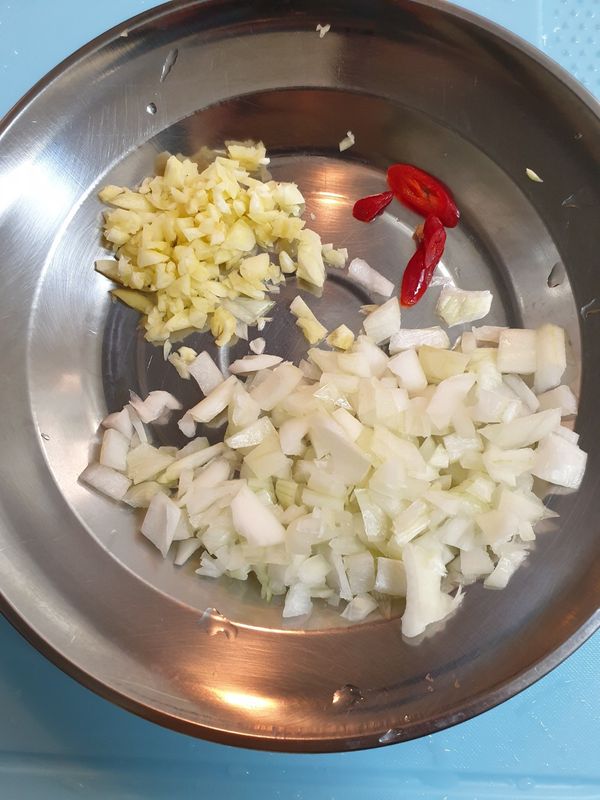 蒜頭、洋蔥、蔥切末；我用辣椒代替chilli flakes