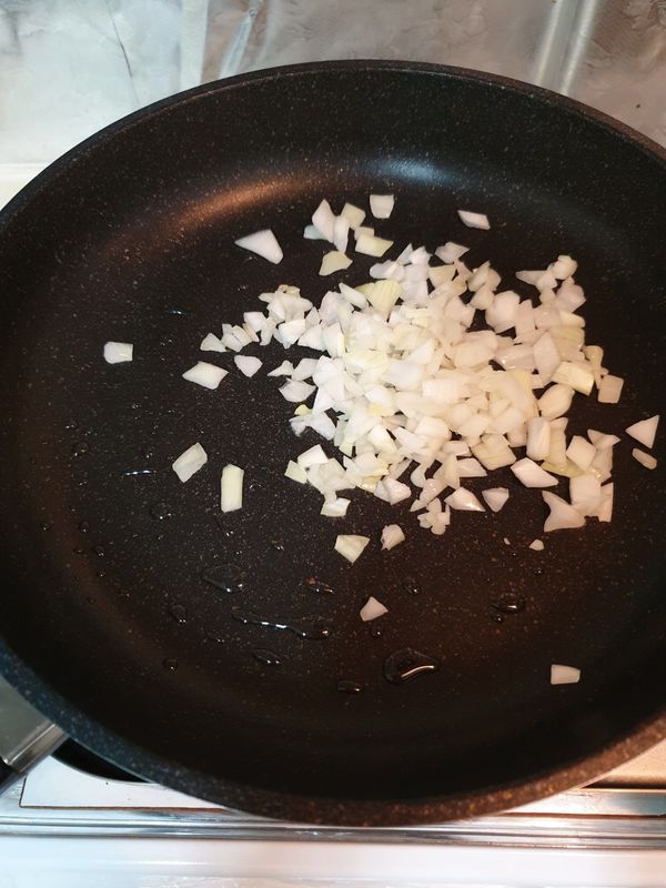 鍋中加入橄欖油，洋蔥炒至轉黃