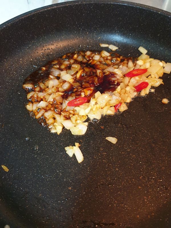 加入醬油、素蠔油，燒出香氣