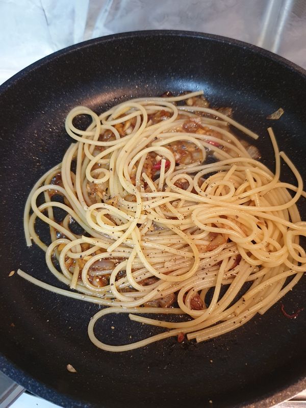 加入義大利麵、煮麵水和黑胡椒粉，燒2~3分鐘