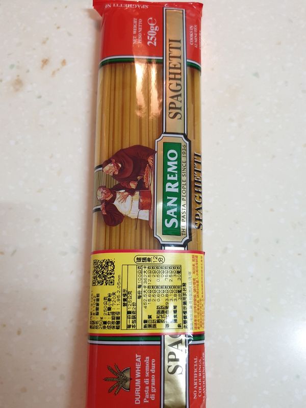 一包250g的義大利麵約為2~3人份，沒有磅秤的可以用這種方式抓麵量