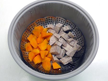 芋頭去皮切小塊，電鍋蒸熟 (15分鐘)