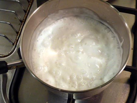 椰漿加熱至滾出泡泡，放入紅咖哩融化攪拌拌勻，放入芋頭煮2分鐘(邊緣略融化)