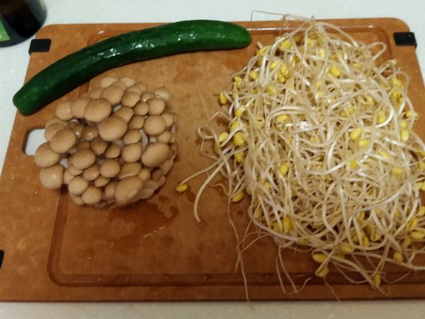 先將小黃瓜.鴻喜菇.黃豆芽清洗乾淨