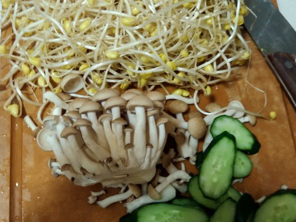 把鴻喜菇的尾部切掉，小黃瓜可以切成自己喜歡的形狀（我是喜歡片狀的）