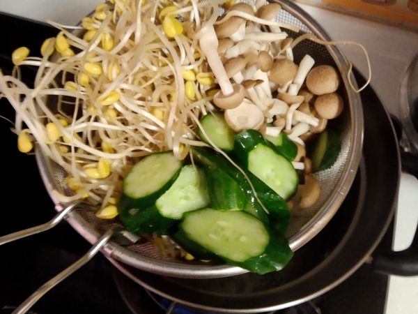 把食材全部拿下去燙一燙