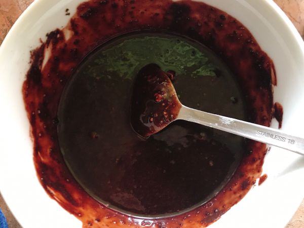 先製作巧克力內餡
將低筋麵粉、可可粉、砂糖、水
混合攪拌均勻