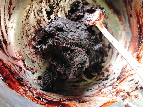 維持小火
邊煮邊攪拌
直到麵糊成團為止（如圖）